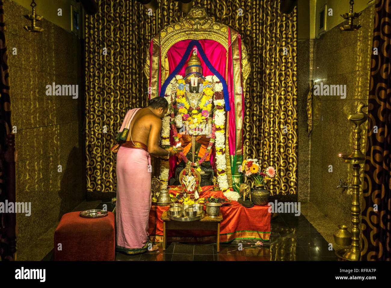 Priester im Sri Prasanna Venkateswara Hindu Tempel, Mauritius   |  Sri Prasanna Venkateswara Temple, Mauritius Stock Photo