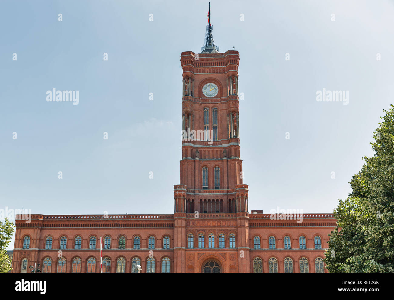 Facade rotes rathaus hi-res stock photography and images - Alamy