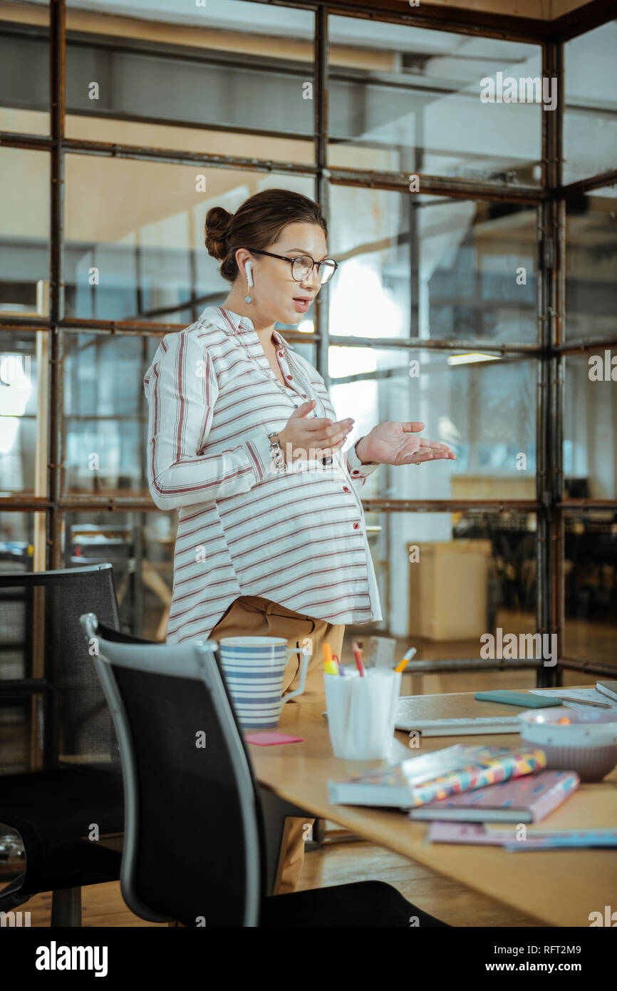 Woman pregnant stand hires stock photography and images Alamy
