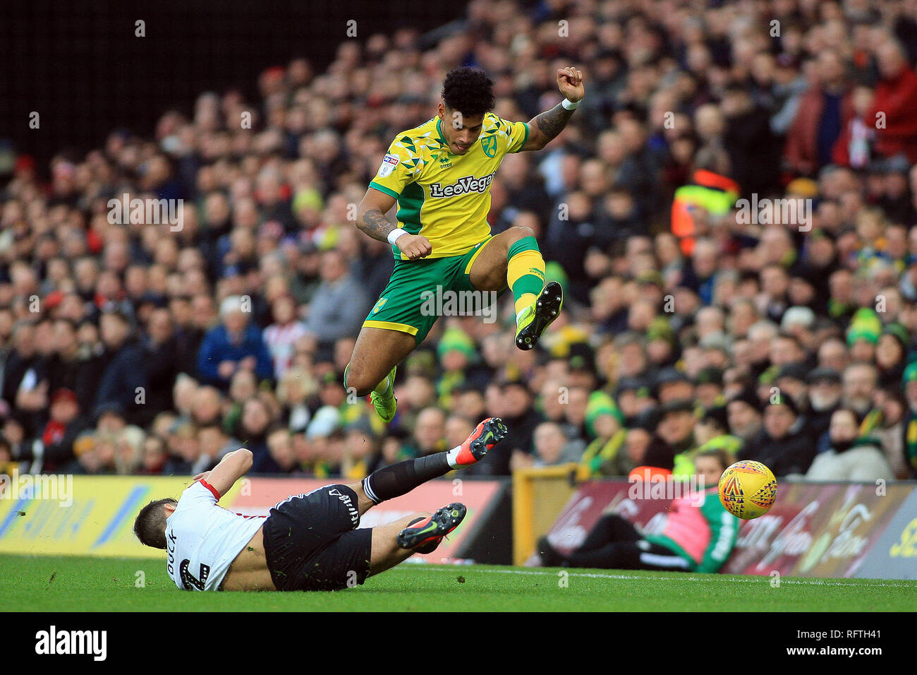 Norwich, UK. 26th Jan, 2019. Onel Hernandez of Norwich City (R) hurdles over a challenge from George Baldock of Sheffield United (L). EFL Skybet championship match, Norwich City v Sheffield United at Carrow Road Stadium in Norwich on Saturday 26th January 2019. this image may only be used for Editorial purposes. Editorial use only, license required for commercial use. No use in betting, games or a single club/league/player publications. pic by Steffan Bowen/Andrew Orchard sports photography/Alamy Live news Credit: Andrew Orchard sports photography/Alamy Live News Stock Photo