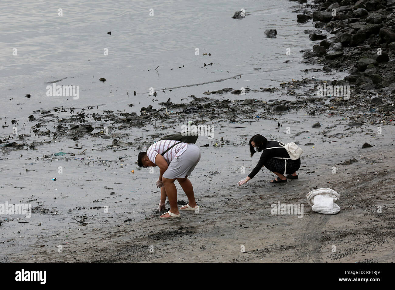 Manila, Philippines. 27th Jan, 2019. Volunteers pick up trash along the coast of Manila Bay in Manila, the Philippines, Jan. 27, 2019. Around 5,000 volunteers participated in the 'solidarity walk' that marks the start of the government's rehabilitation project of Manila Bay. Credit: Rouelle Umali/Xinhua/Alamy Live News Stock Photo
