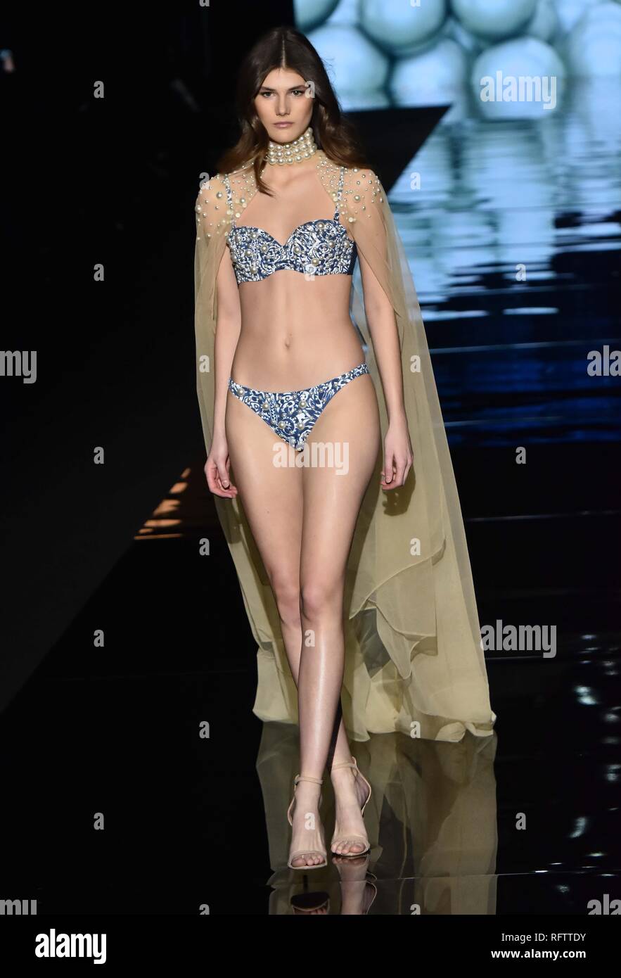 26/01/2019.- MBFW Desfile de Andres Sarda Foto Stock Photo - Alamy