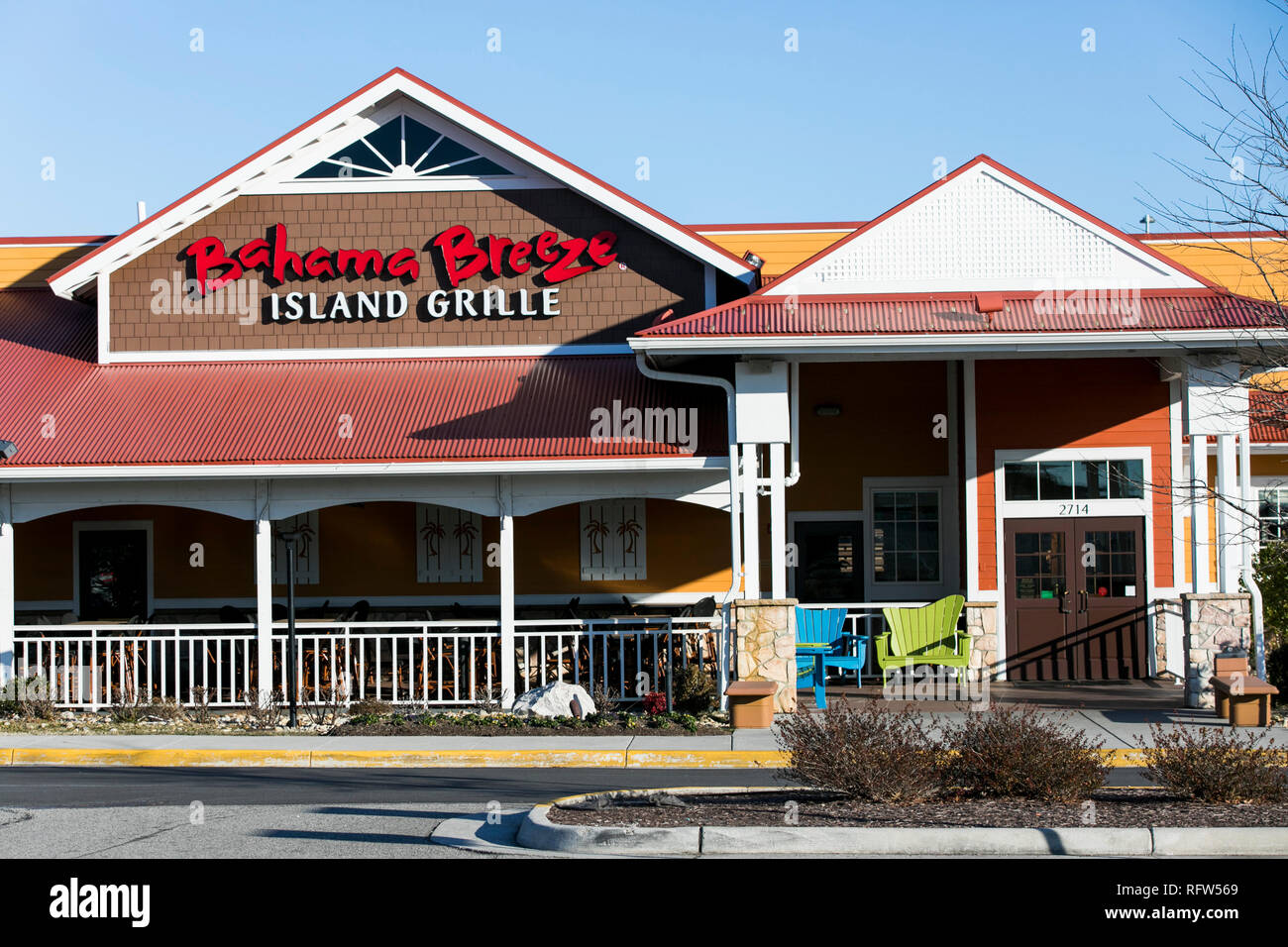 A logo sign outside of a Bahama Breeze restaurant location in