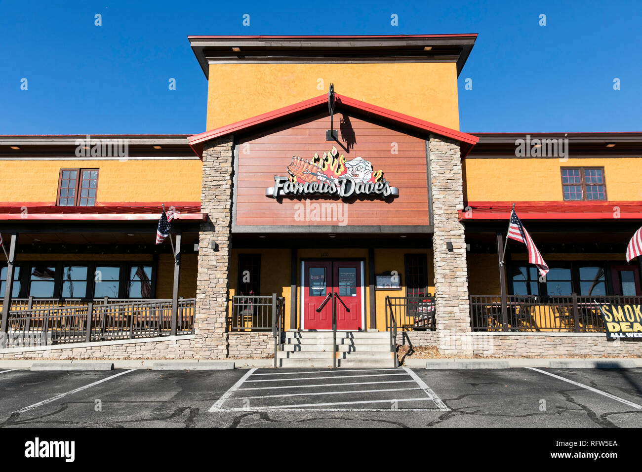 A logo sign outside of a Famous Dave's restaurant location in Woodbridge, Virginia, on January 21, 2019. Stock Photo