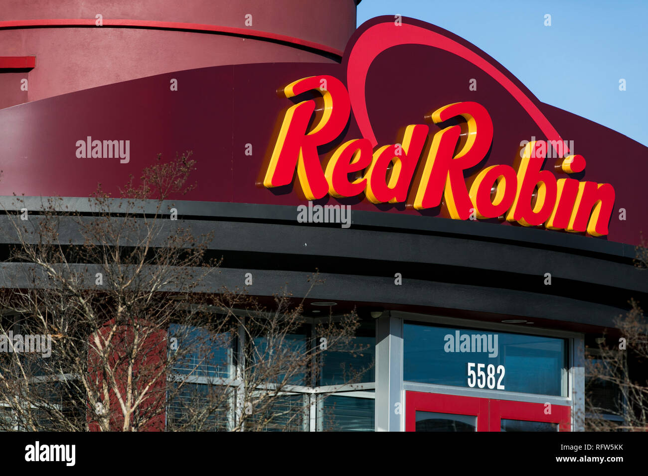 Red robin logo hires stock photography and images Alamy