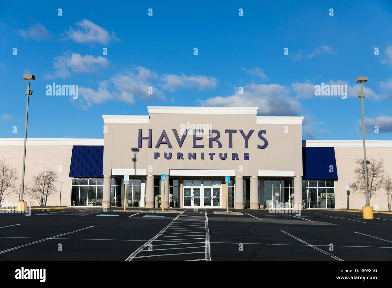 A logo sign outside of a Havertys retail store location in Woodbridge