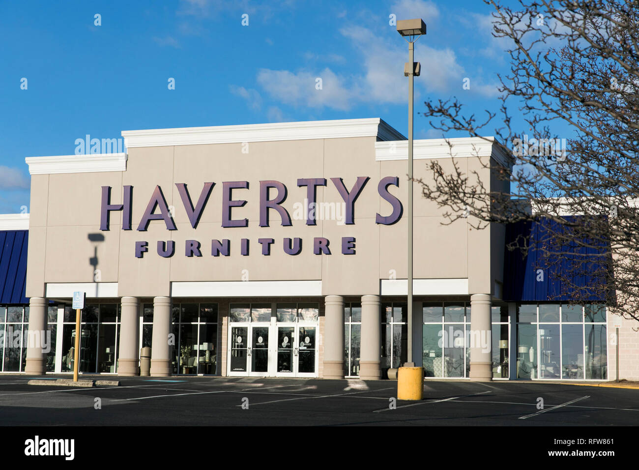 A logo sign outside of a Havertys retail store location in Woodbridge