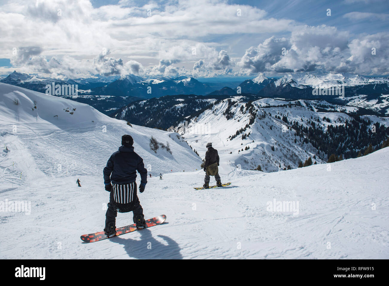 Snowboarders in the Morzine Ski Area, Port du Soleil, Auvergne Rhone Alpes, French Alps, France, Europe Stock Photo