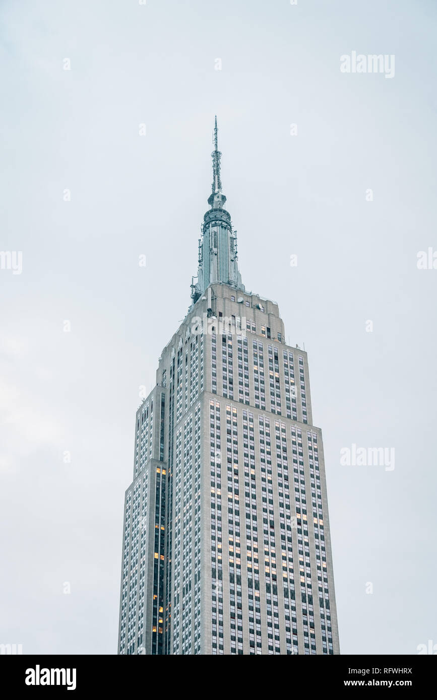 The empire state building in midtown manhattan new york city hi-res ...