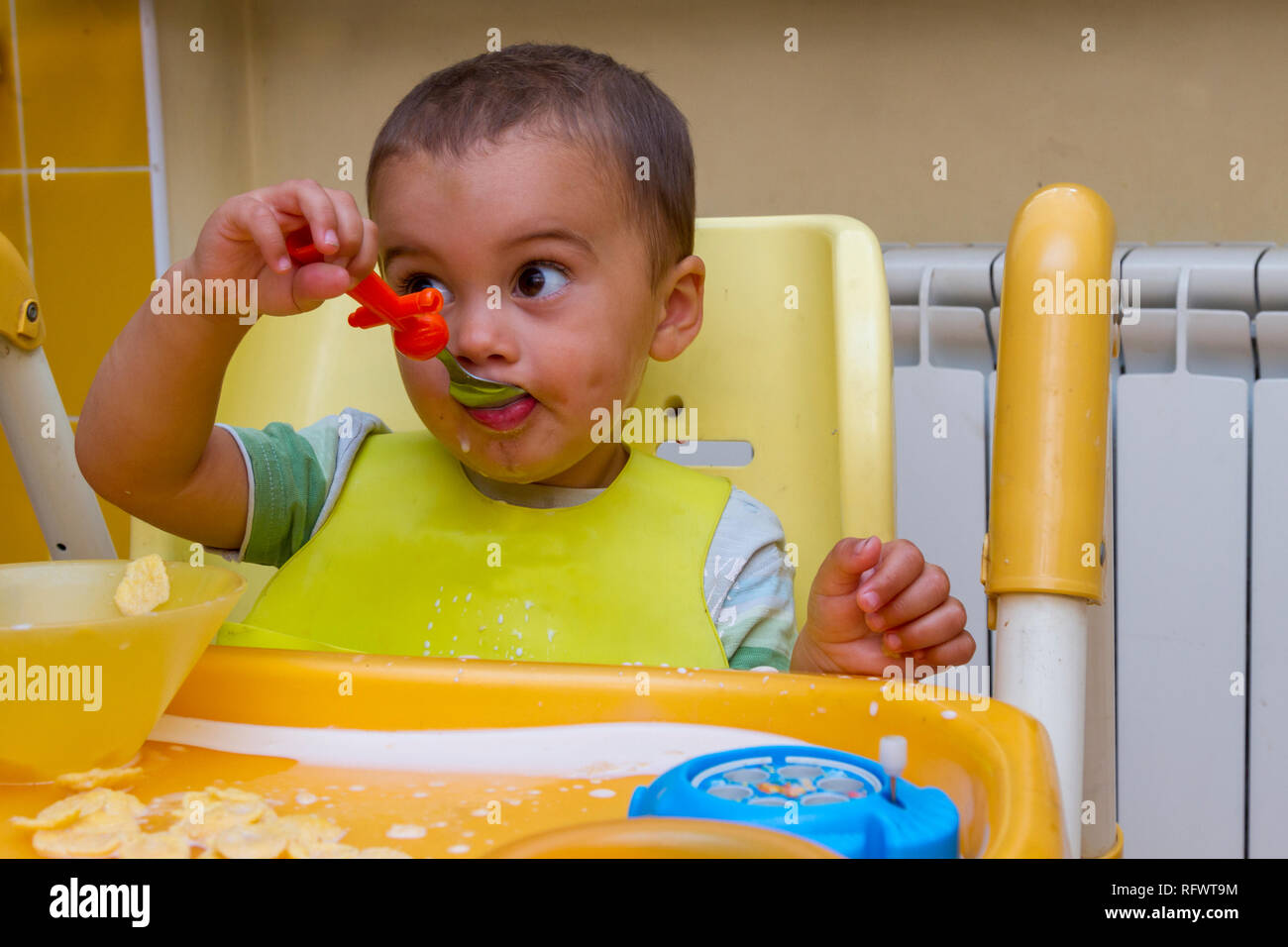 Baby, child chair, banana eats Child, 0-6 months, toddler, sits,  Lächtzchen, drools, bowl, hunger, fruit, meal, nutrition, kitchen, kitchen  table, health, temper, helplessly, vigorously, development, independence  Stock Photo - Alamy