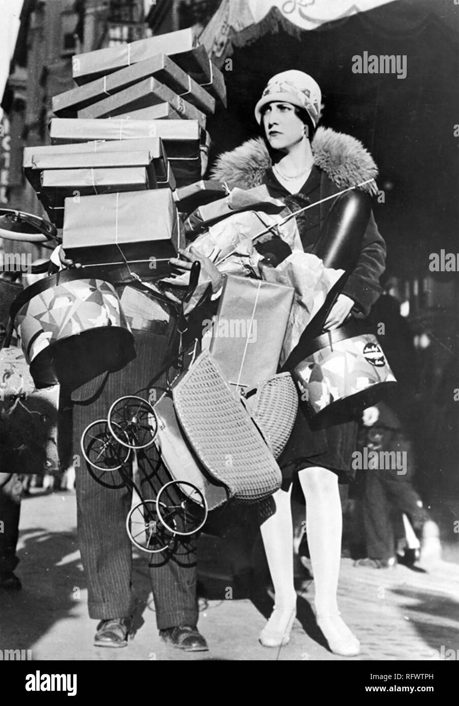 NEW YORK SHOPPER about 1922 Stock Photo