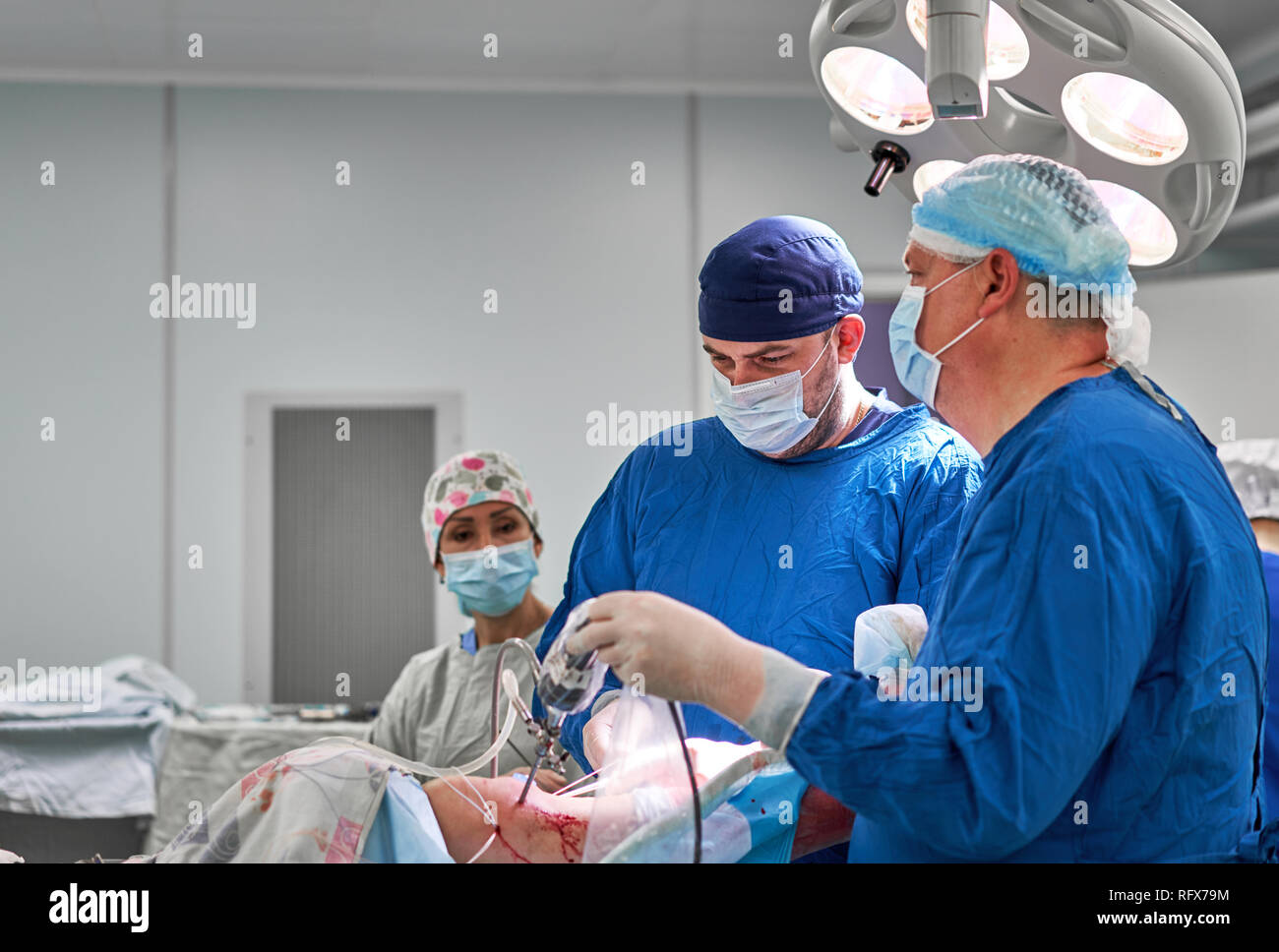 doctors working in the operating room Stock Photo - Alamy