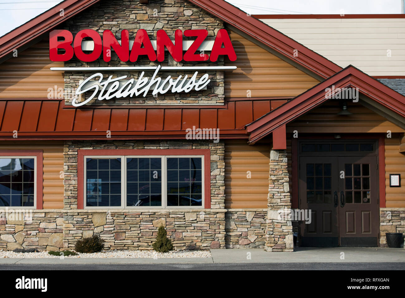 A logo sign outside of a Bonanza Steakhouse restaurant location in  Chambersburg, Pennsylvania on January 25, 2019 Stock Photo - Alamy