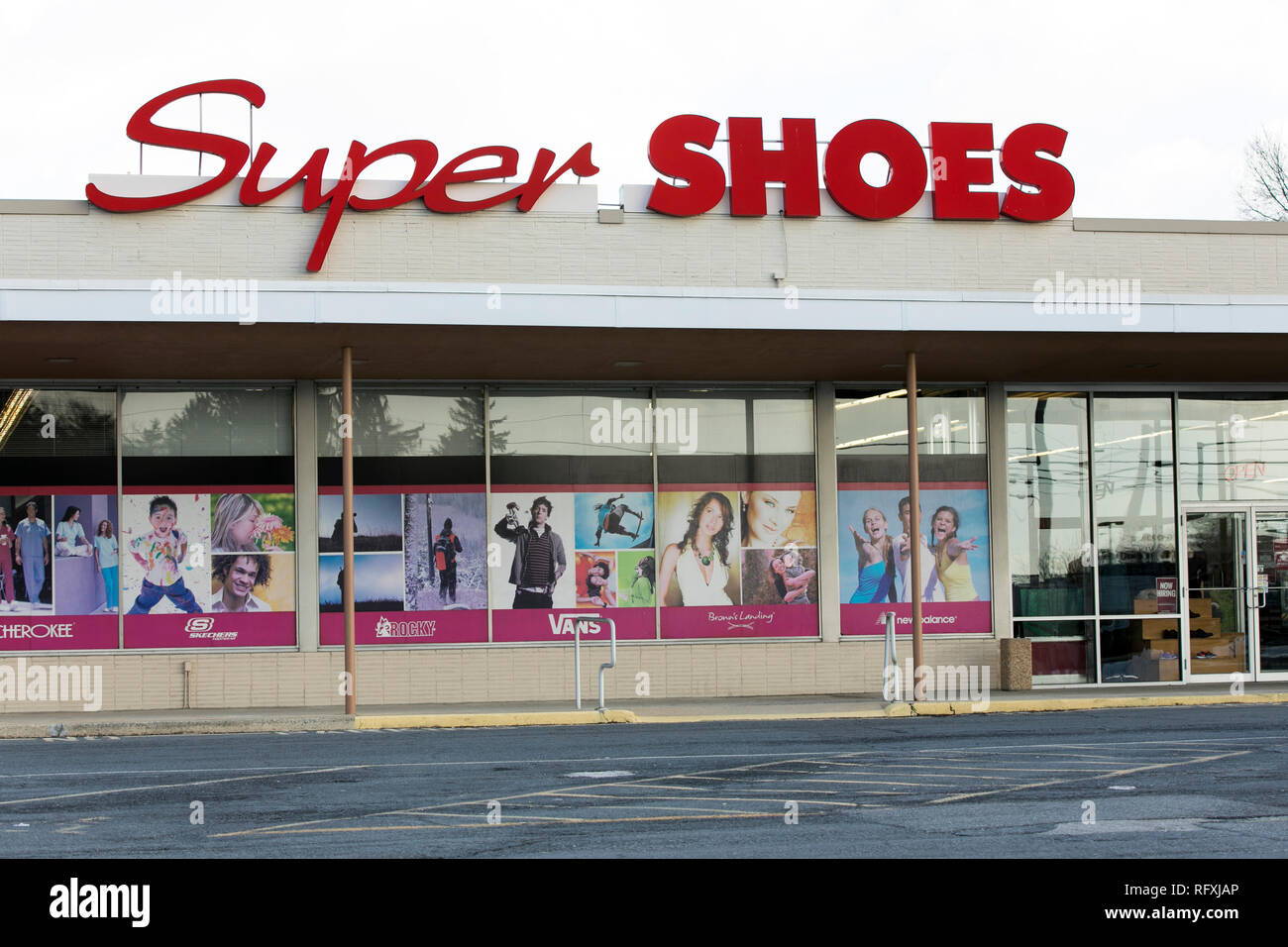 Shoes retail hi-res stock photography and images - Alamy