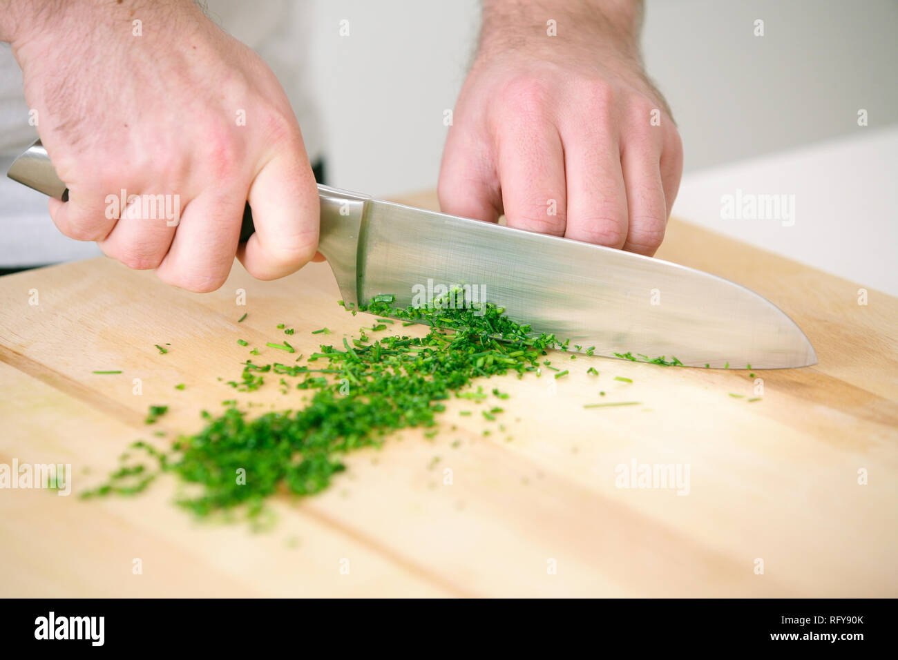 https://c8.alamy.com/comp/RFY90K/chef-chopping-parsley-on-wodden-board-RFY90K.jpg
