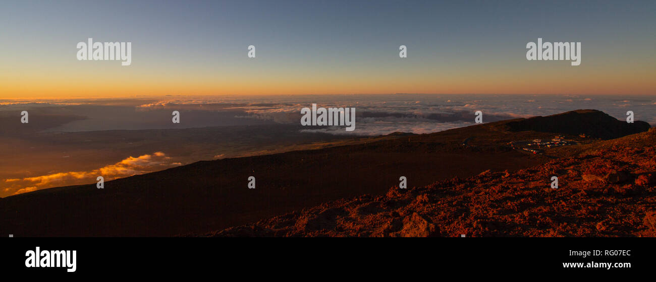 Atemberaubender Sonnenuntergang auf dem Haleakala auf der Insel Maui, Hawaii Stock Photo