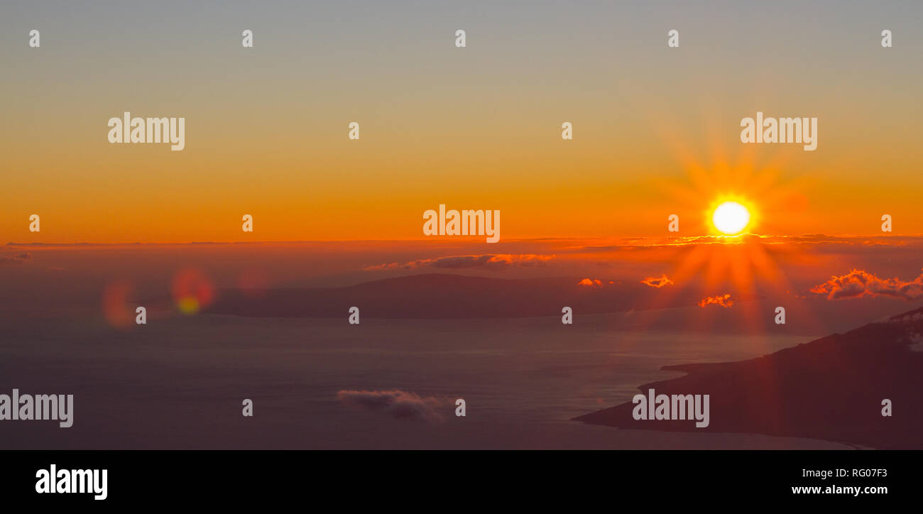 Atemberaubender Sonnenuntergang auf dem Haleakala auf der Insel Maui, Hawaii Stock Photo