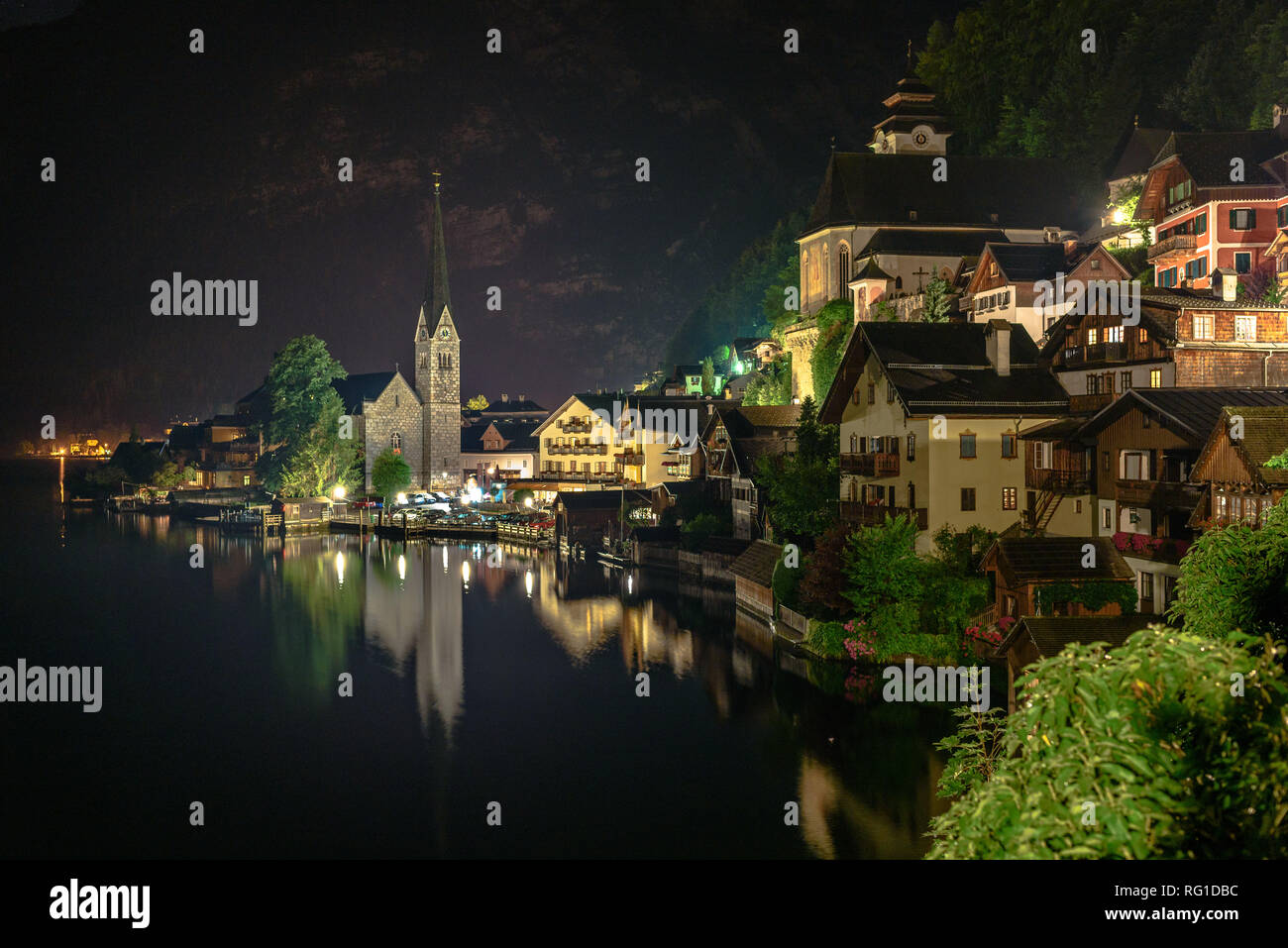 Hallstatt at night with reflections of the buildings in the lake Stock ...