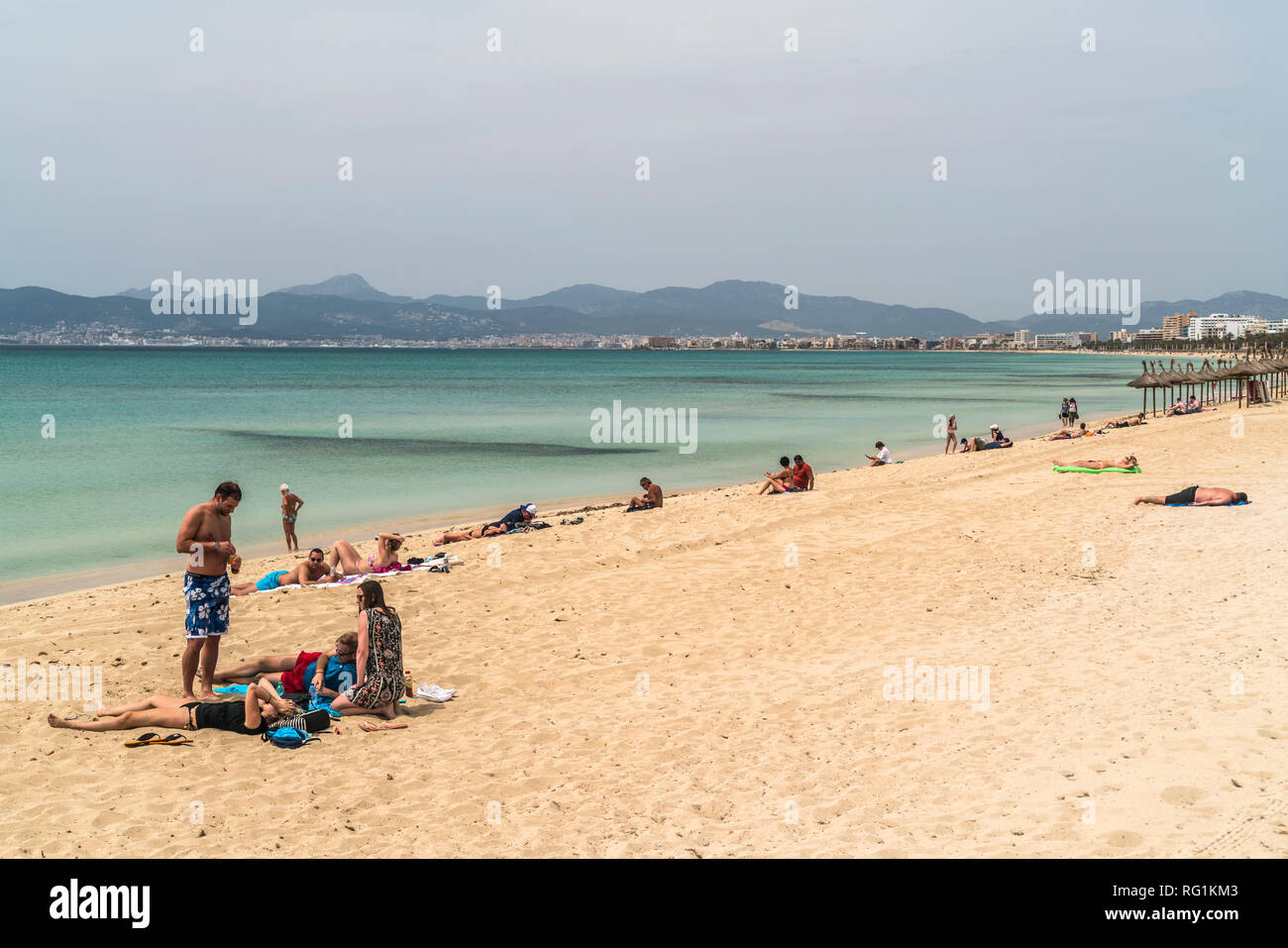 Vorsaison an der Playa de Palma, Mallorca, Balearen, Spanien  |  off season at Playa de Palma, Majorca, Balearic Islands, Spain, Stock Photo