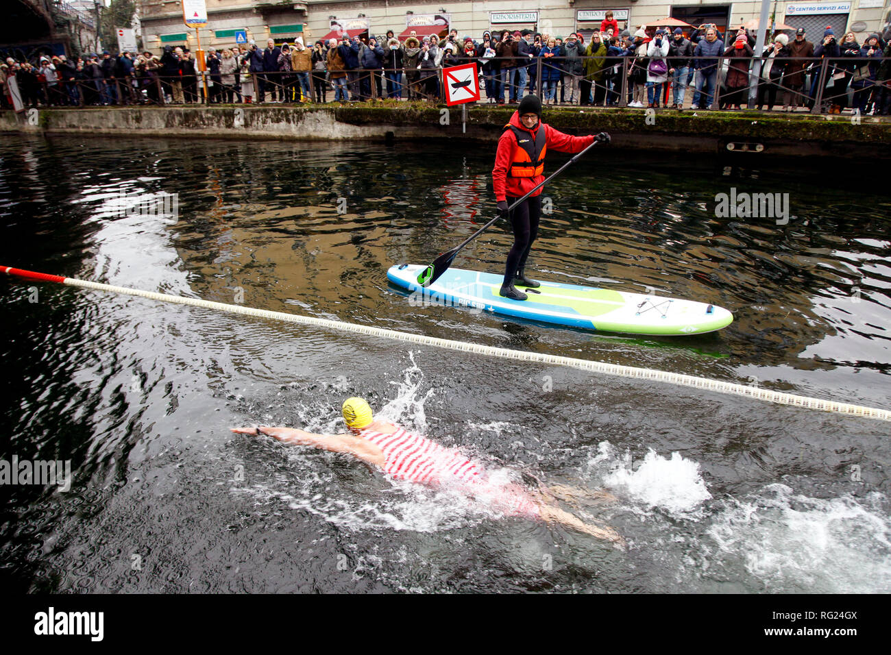 Foto LaPresse - Mourad Balti Touati 27/01/2019 Milano (Ita) - Naviglio Grande Cronaca Cimento invernale dei Navigli, un tuffo nel naviglio per 100 partecipanti - organizzato dai Canottieri San Cristoforo Nella foto: cimento invernale 2019 Stock Photo