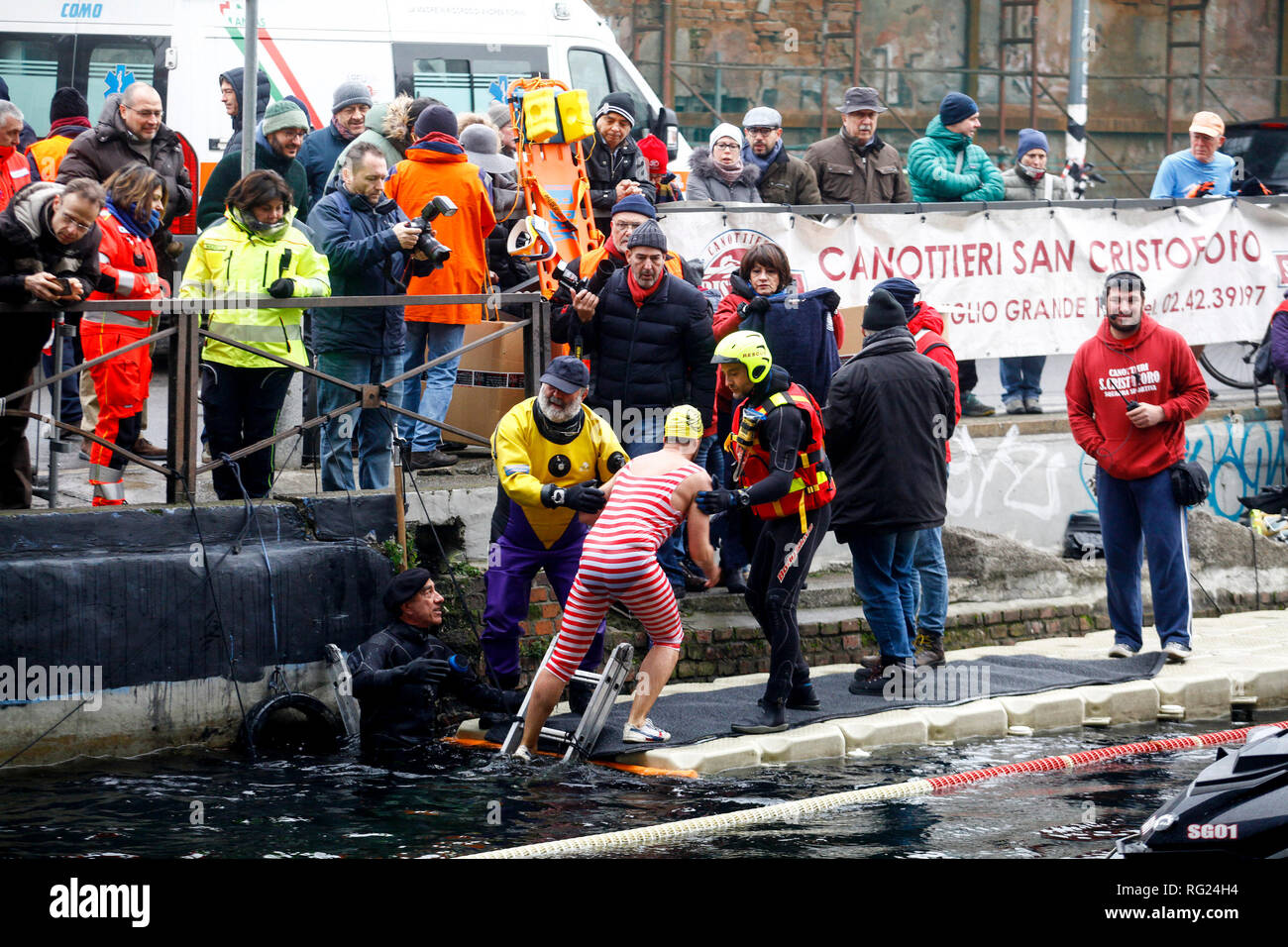 Foto LaPresse - Mourad Balti Touati 27/01/2019 Milano (Ita) - Naviglio Grande Cronaca Cimento invernale dei Navigli, un tuffo nel naviglio per 100 partecipanti - organizzato dai Canottieri San Cristoforo Nella foto: cimento invernale 2019 Stock Photo