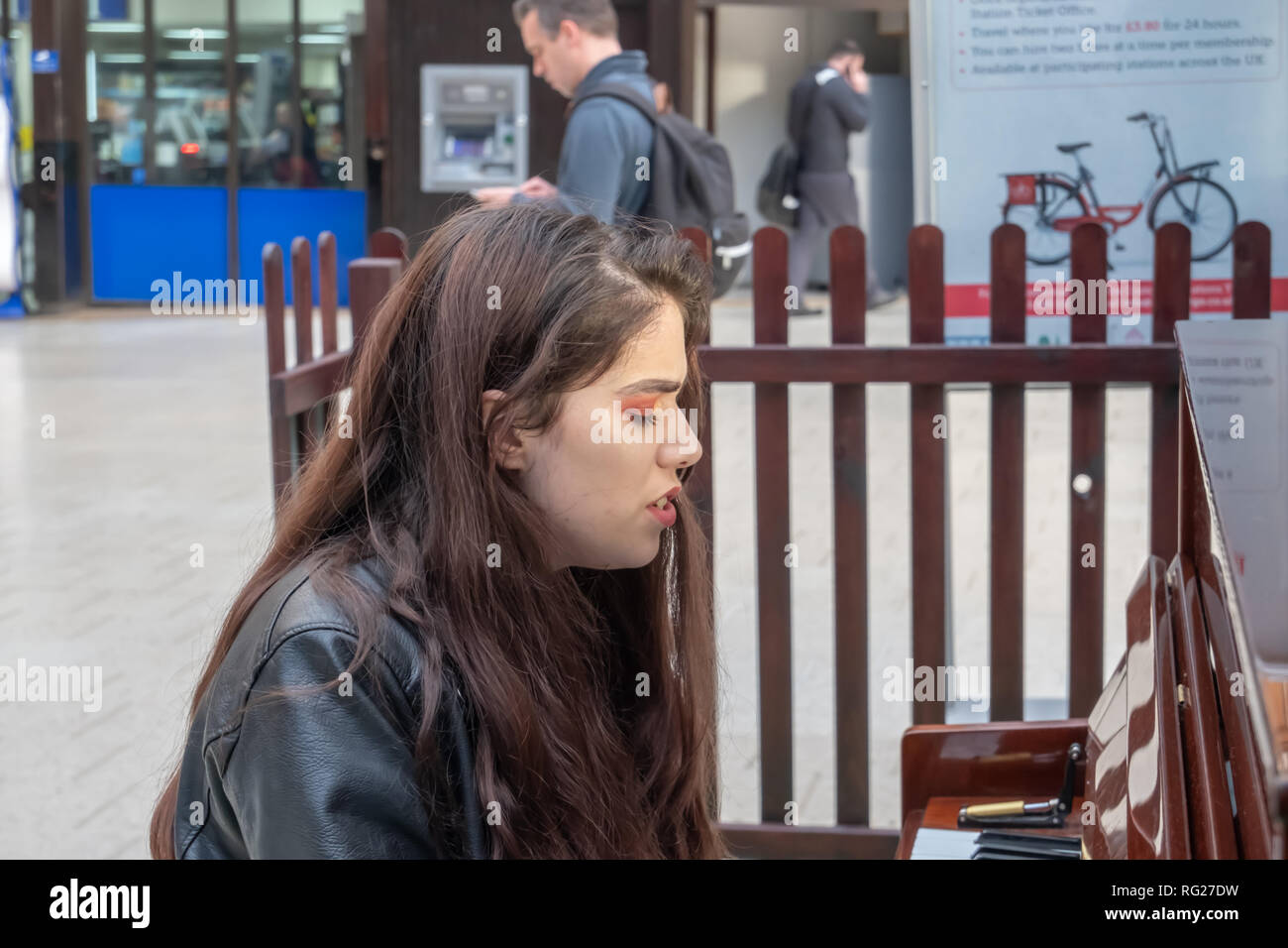 Glasgow, Scotland, UK. 27th January, 2019. Mya Brown a 16 year old musician plays the piano that stands on the concourse of Central Station and sings the song Creep by the rock band Radiohead. Credit: Skully/Alamy Live News Stock Photo
