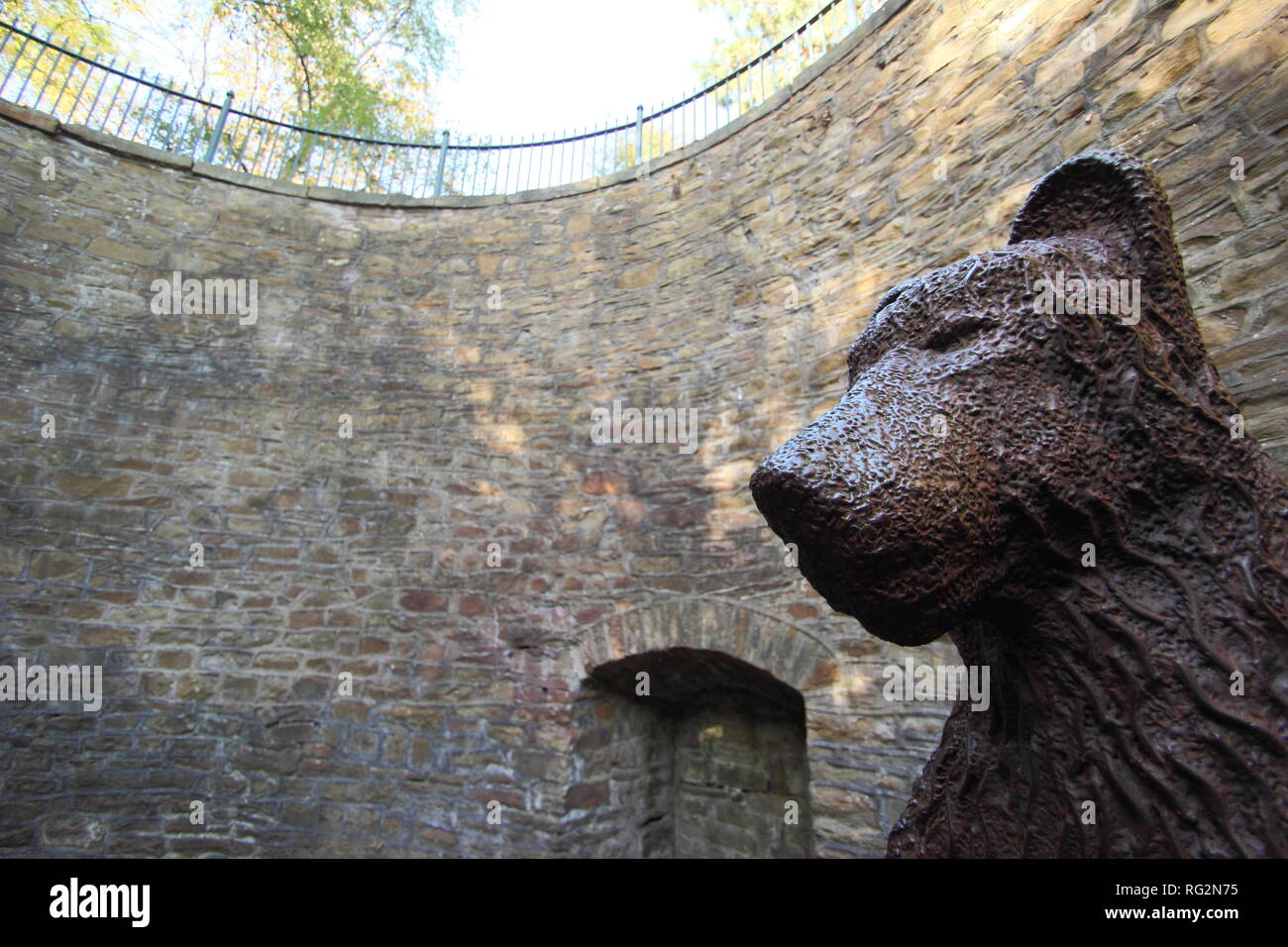 Bear pit featuring bear statue at Sheffield Botanical Gardens, Yorkshire, England, UK. Reputed to be finest surviving example of a bear pit in the UK. Stock Photo