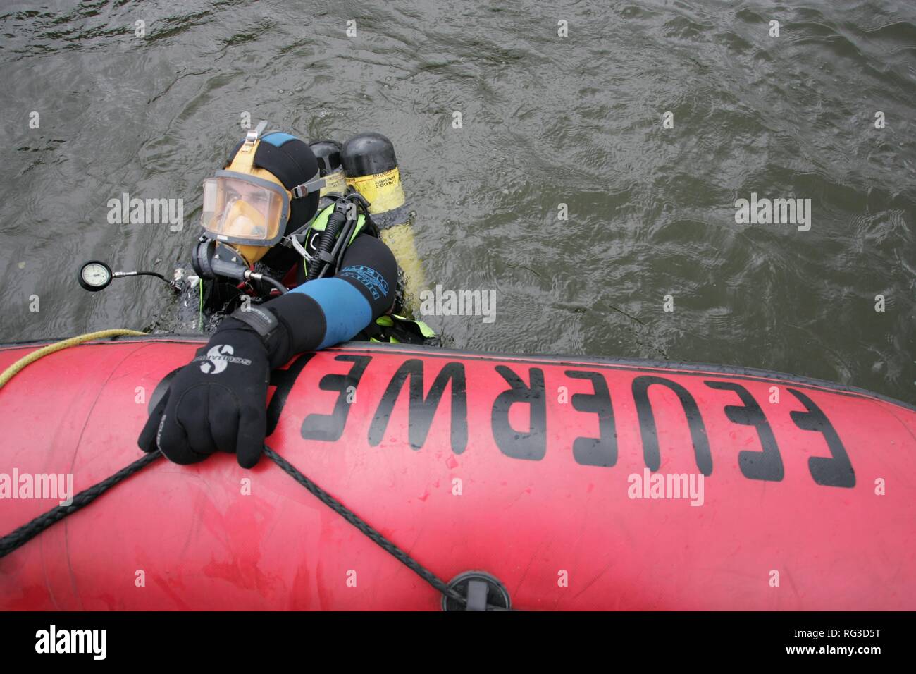 DEU, Federal Republic of Germany, Duisburg: Rescue diver of a fire brigade. Stock Photo