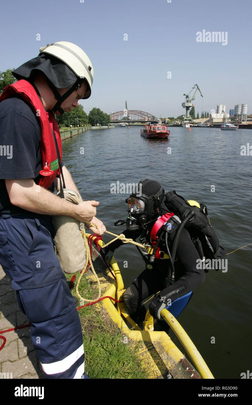 DEU, Federal Republic of Germany, Berlin: Rescue diver of the Berlin fire brigade at a rescue training. Stock Photo