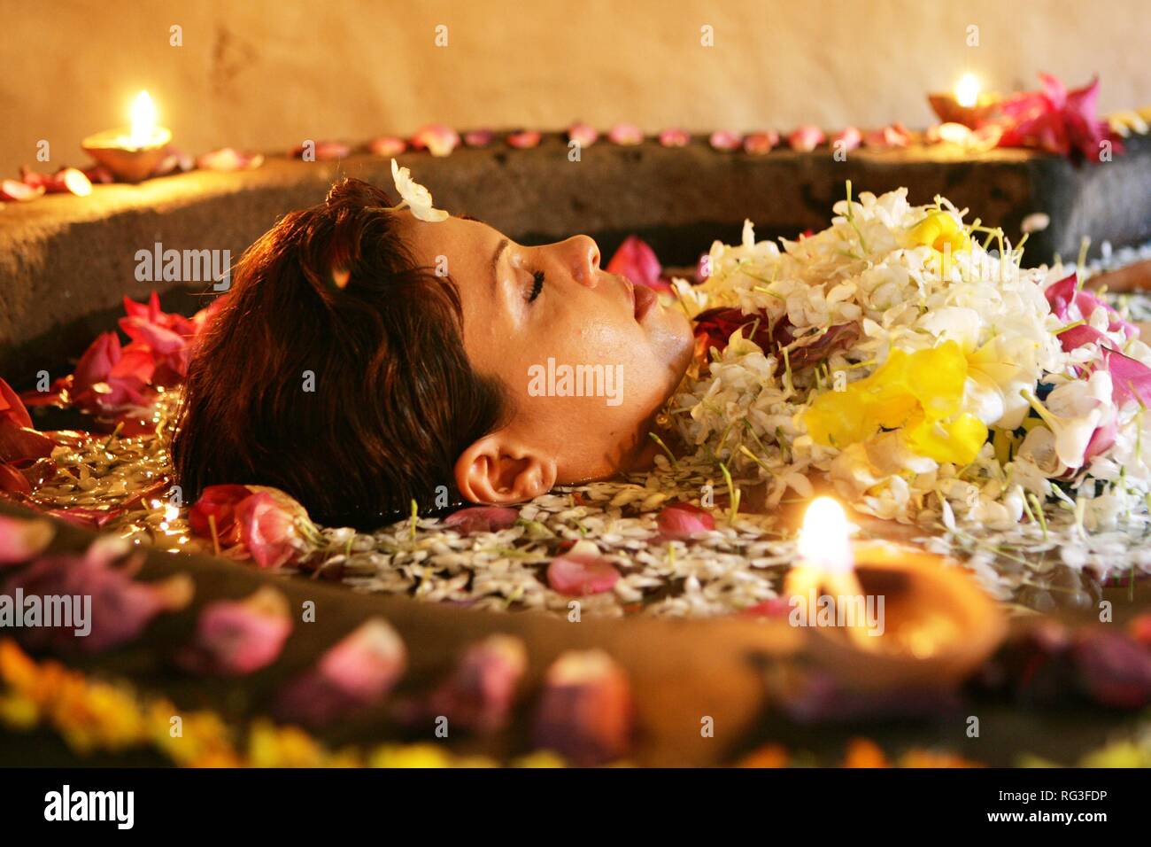 LKA, Sri Lanka Siddhalepa Ayurveda Resort , ayurvedic flower bath, for relaxation Stock Photo