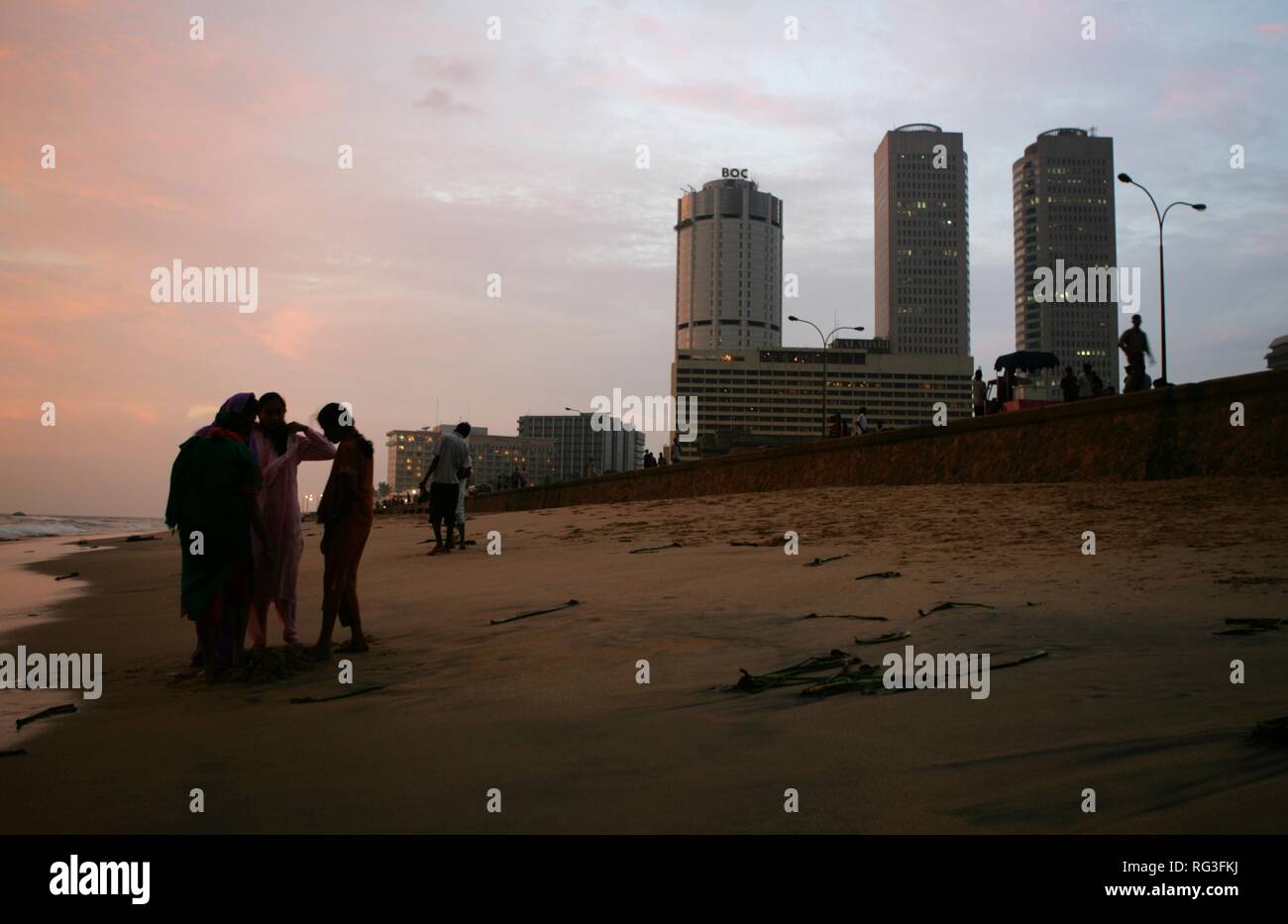 LKA, Sri Lanka : Capital Colombo, City center, GAlle Face Drive, Prommenade at the Indian Ocean. Stock Photo