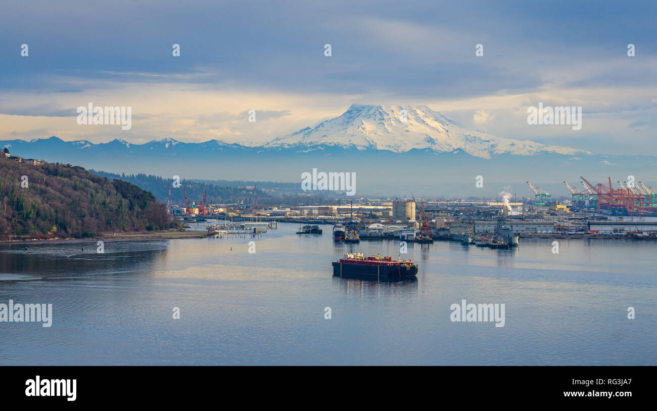 A view of the Port of Tacoma and Mount Rainier Stock Photo - Alamy