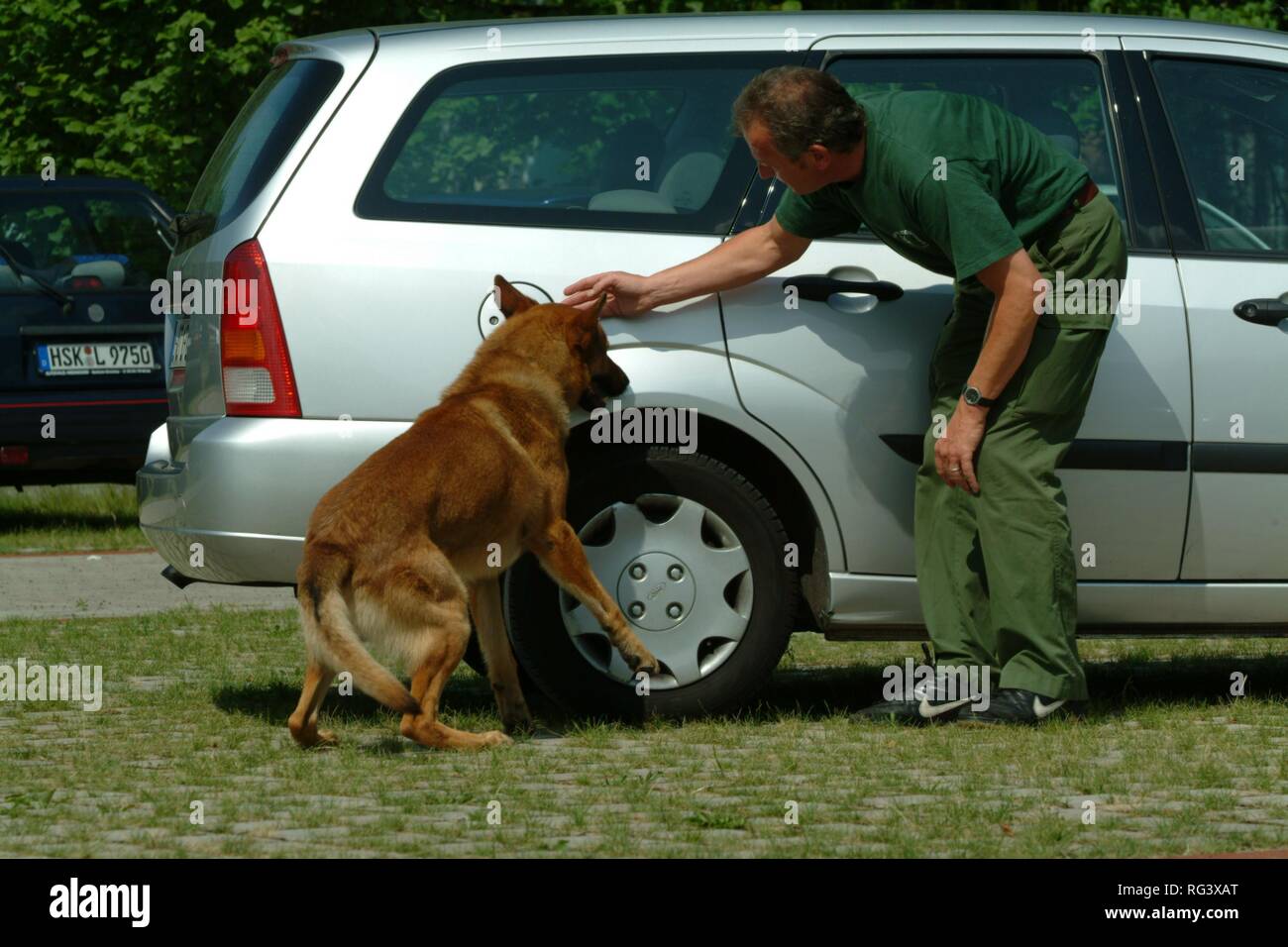 DEU, Germany, NRW: Search for drugs.Special dog/officer unit to detect the smell of drugs. Police dogs, K9 unit. Stock Photo