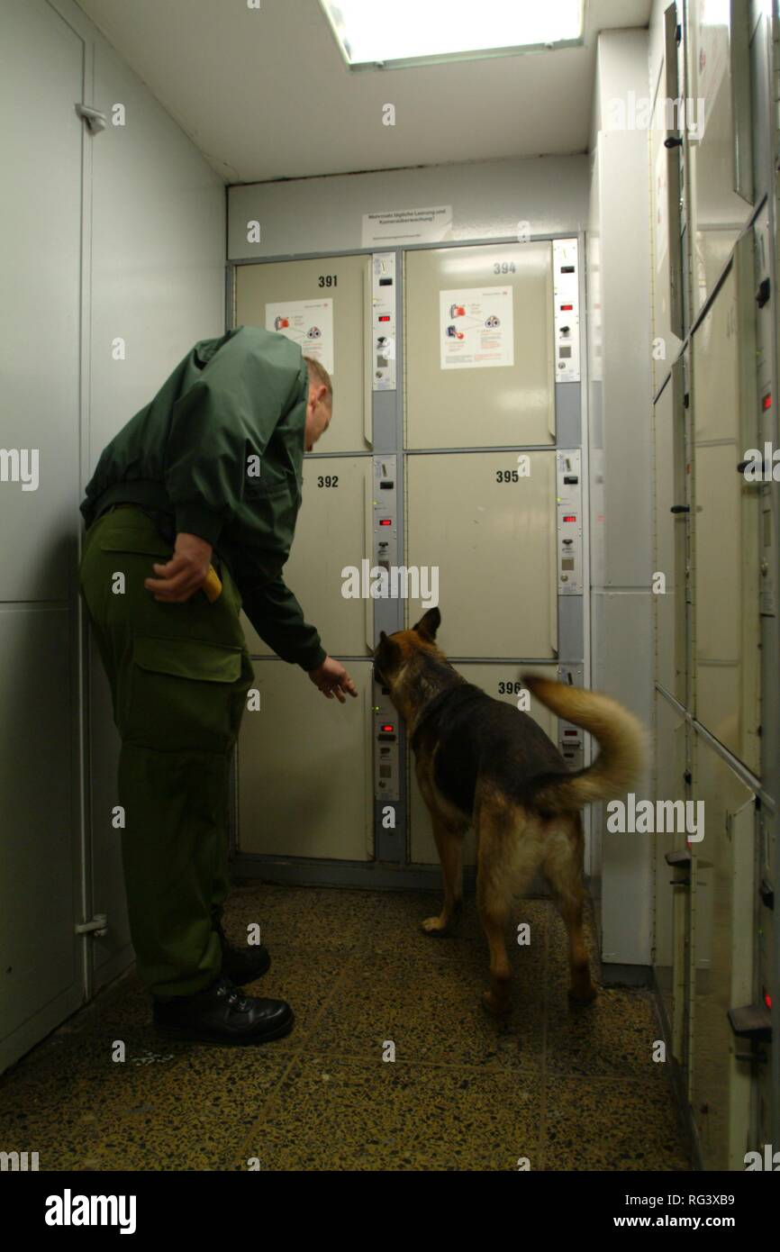 DEU, Germany, NRW: Search for explosive devices. Special dog/officer unit to detect the smell of different explosives. Police Stock Photo