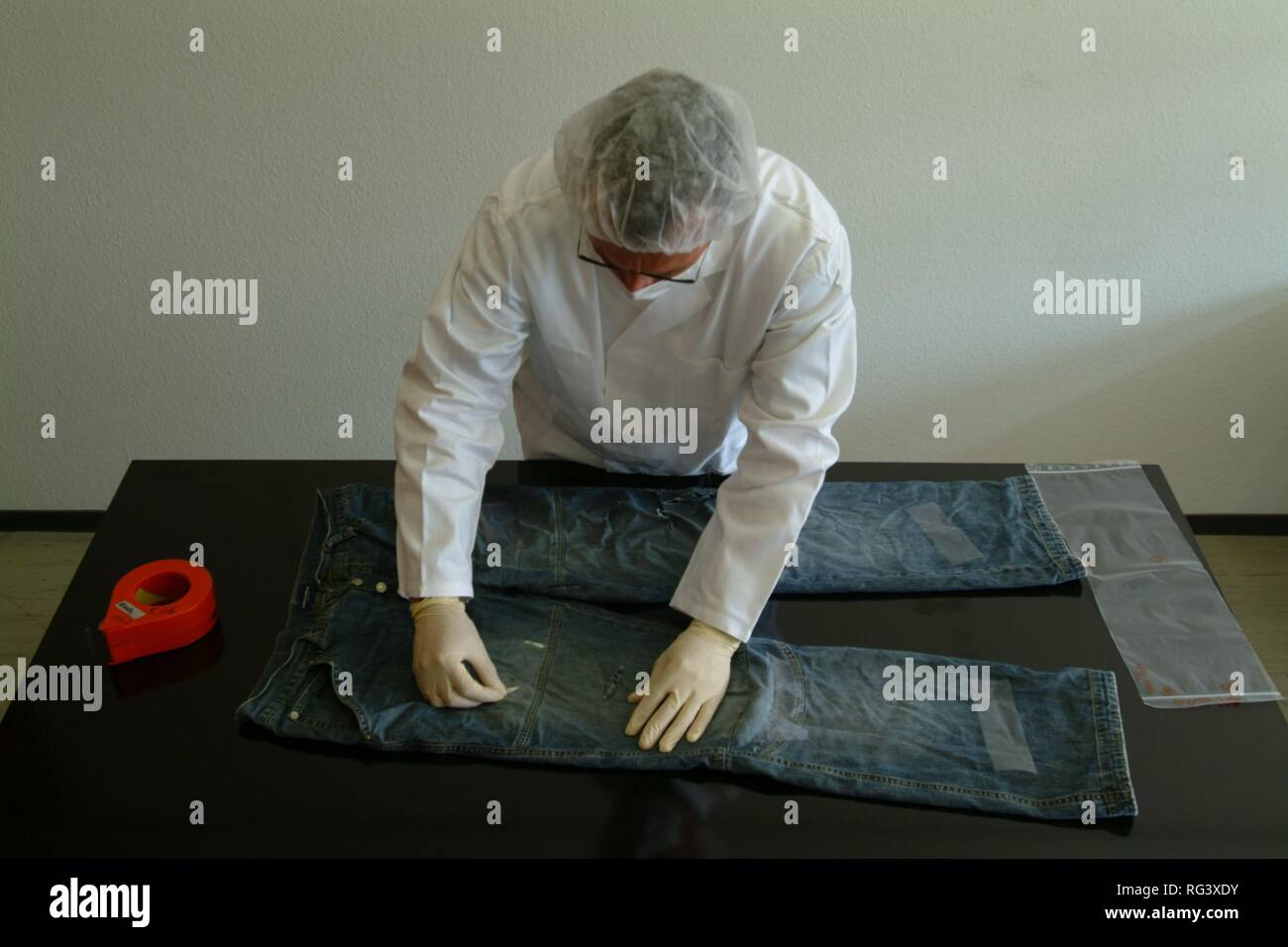 DEU, Germany, NRW: Forensic laboratory for fibers. The fibers, which have been found at the cloth of a victim will be compared Stock Photo