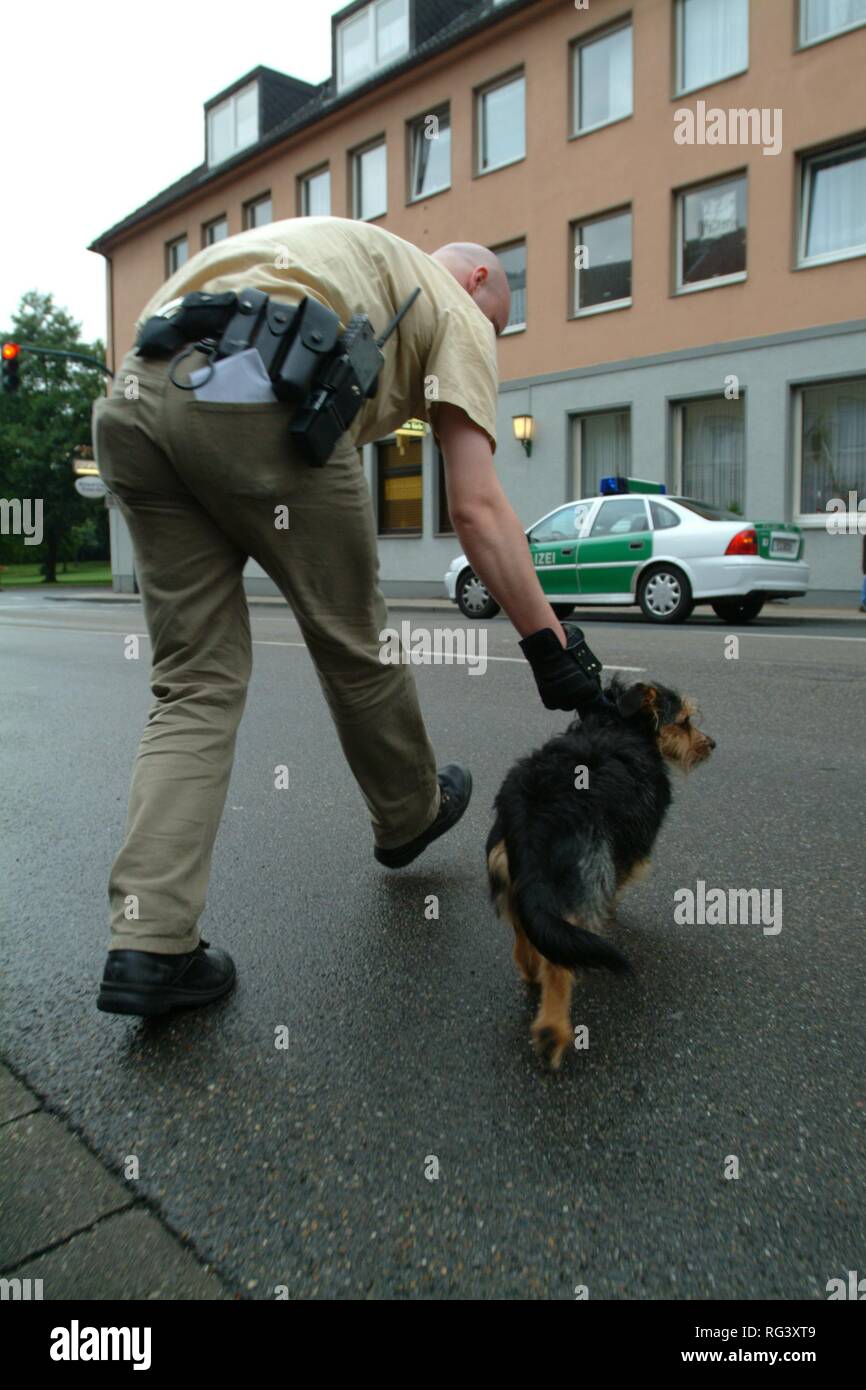 DEU, Germany, Essen: Police patrol brings a little run away dog back to his young owner.Daily police life. Officer from a city Stock Photo