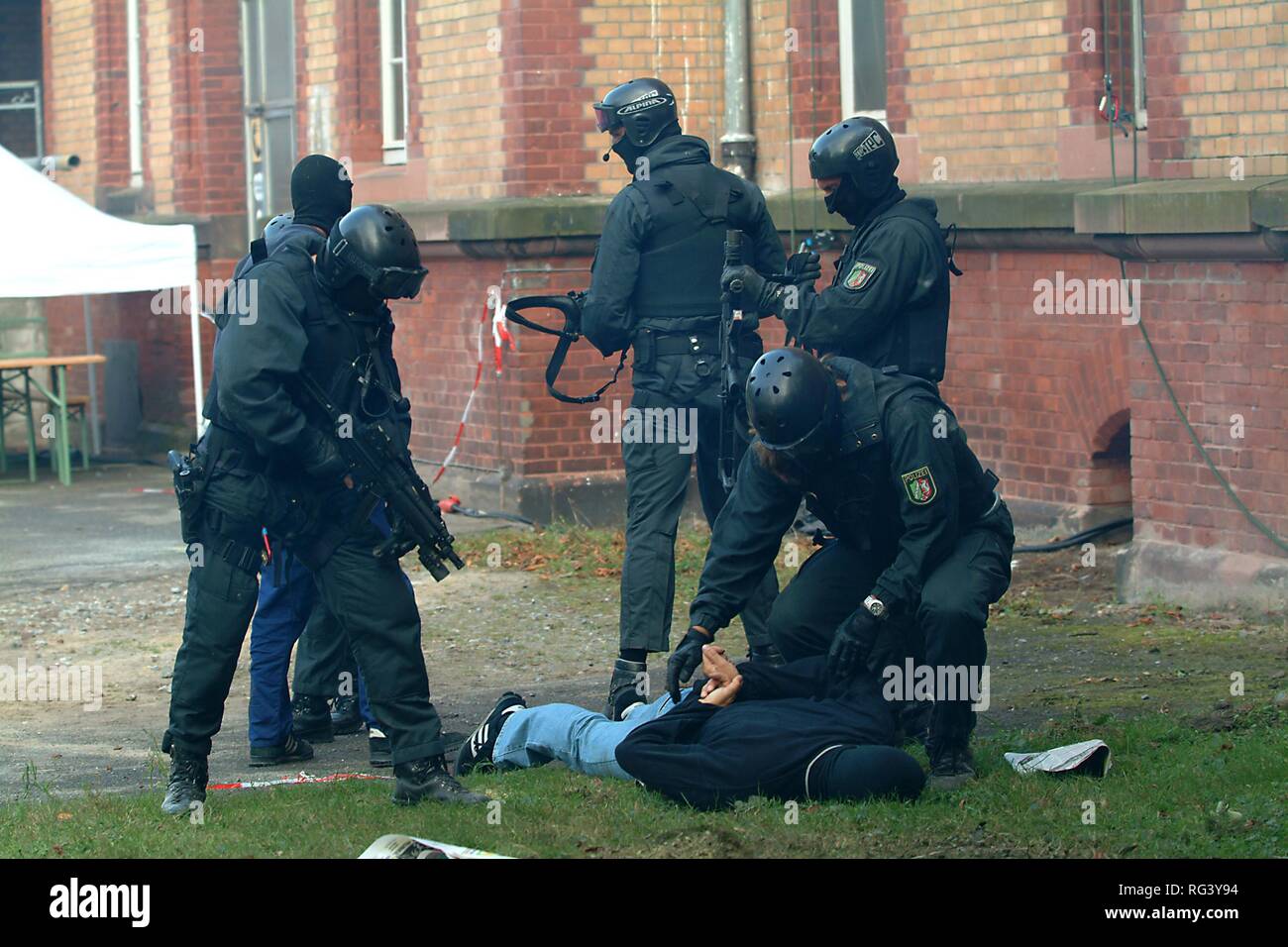 DEU, Germany: Police SWAT Team, for arresting armed and dangerous  criminals. They are specialists for rescuing hostages. They Stock Photo -  Alamy