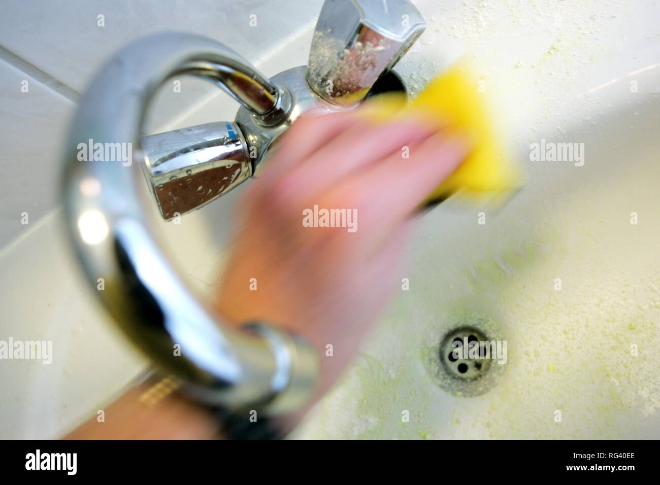 DEU, Germany : Housecleaning in a private house/apartment. Cleaning in the bathroom. Cleaning of the fittings. Stock Photo