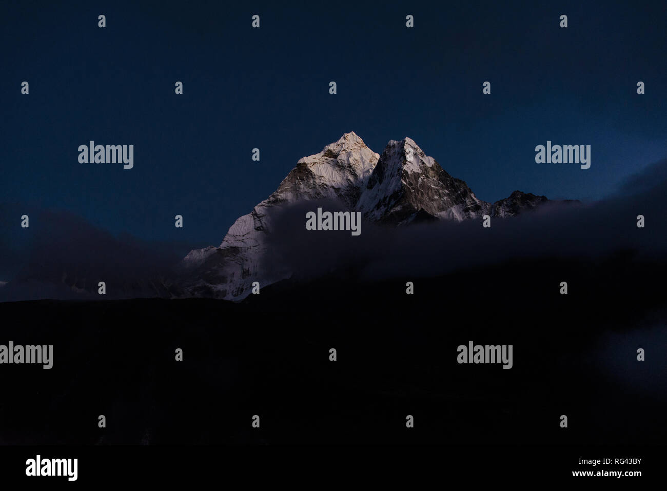 Ama Dablam - A Mountain In The Himalaya Range Of Eastern Nepal Stock ...