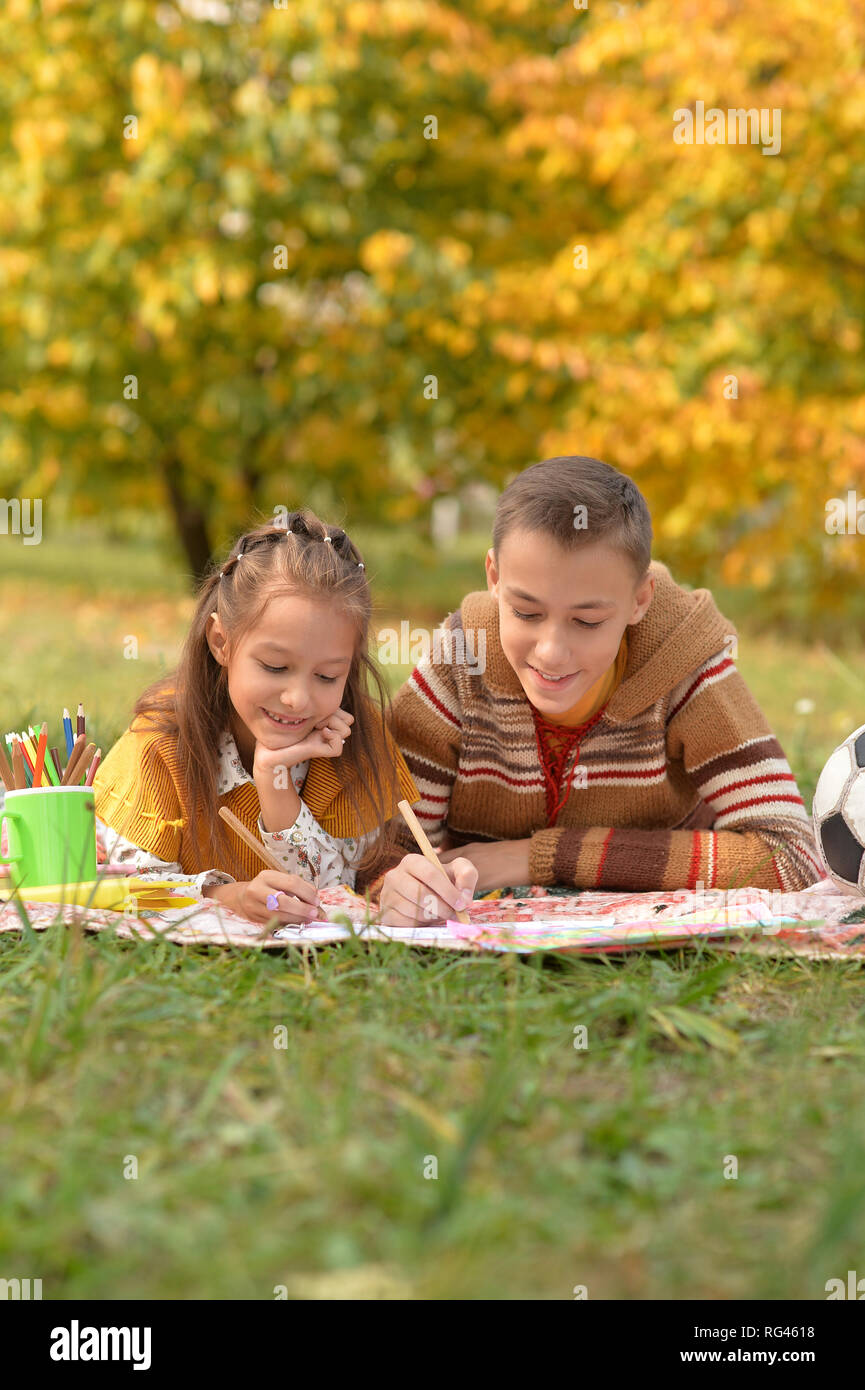 little girl and boy drawing with pencils Stock Photo - Alamy