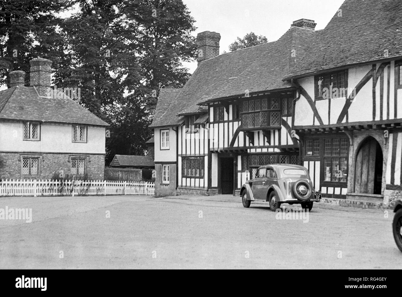 Old tudor homes Black and White Stock Photos & Images - Alamy