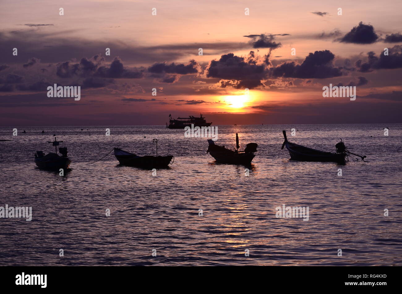 Fischerboote im Meer in Thailand parken im Sonnenuntergang Stock Photo