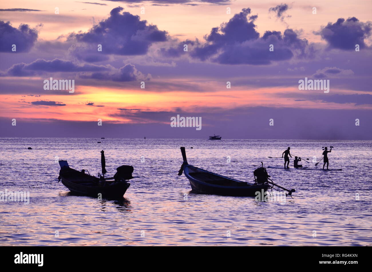 Fischerboote im Meer in Thailand parken im Sonnenuntergang Stock Photo