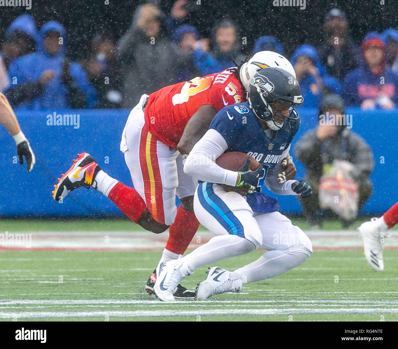 https://c8.alamy.com/comp/RG4NTE/orlando-florida-usa-27th-jan-2019-afc-defensive-end-melvin-ingram-54-of-the-los-angeles-chargers-sacks-nfc-quarterback-russell-wilson-3-of-the-seattle-seahawks-in-the-1st-quarter-during-the-nfl-pro-bowl-football-game-between-the-afc-and-the-nfc-at-camping-world-stadium-in-orlando-florida-del-mecumcsmalamy-live-news-RG4NTE.jpg
