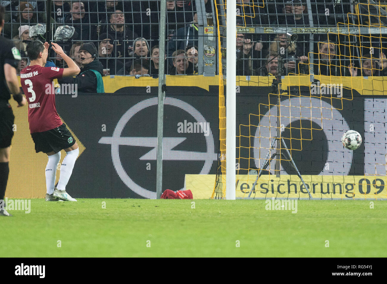 Miiko ALBORNOZ (H) hits the ball in the head, after the ball of Marco REUS (not in the picture, DO) in the goal to 2: 0 for Borussia Dortmund walks, action, goal, frustratedriert, frustrated, frustratedet, disappointed, disappointed, Disappointment, disappointment, sad, whole figure, Soccer 1. Bundesliga, 19. matchday, Borussia Dortmund (DO) - Hanover 96 (H) 5: 1, on 26.01.2019 in Dortmund/Germany. ¬ | usage worldwide Stock Photo