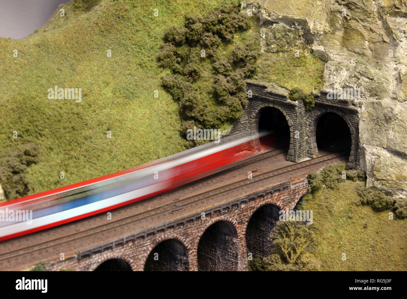 lionel train tunnel mountain