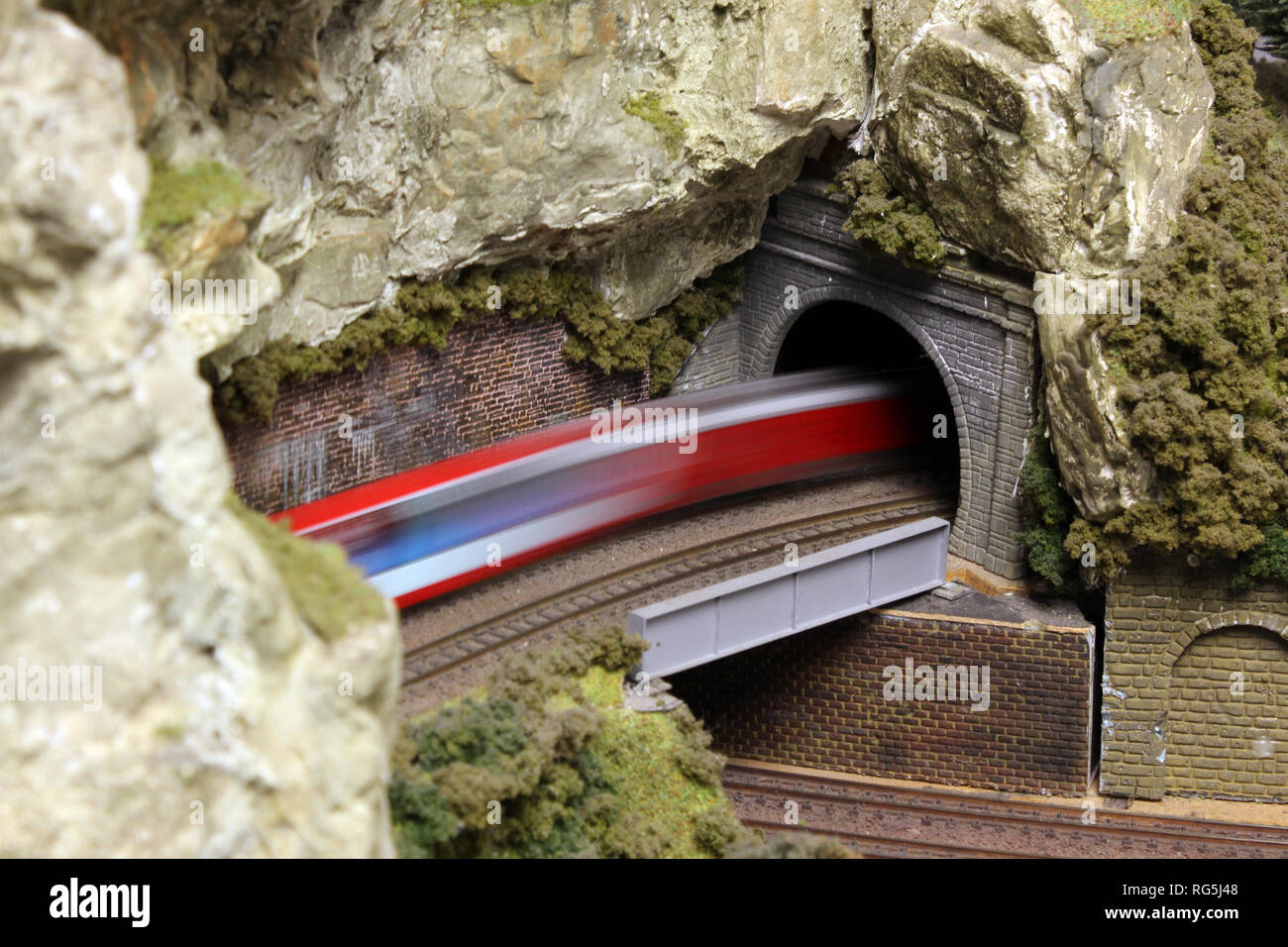 lionel train tunnel mountain