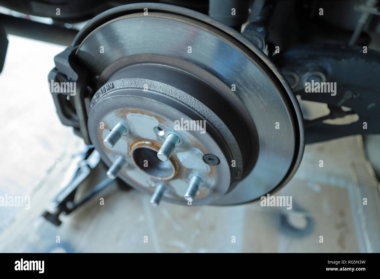 Vehicle disc brakes, rotor, caliper, and pads Stock Photo Alamy