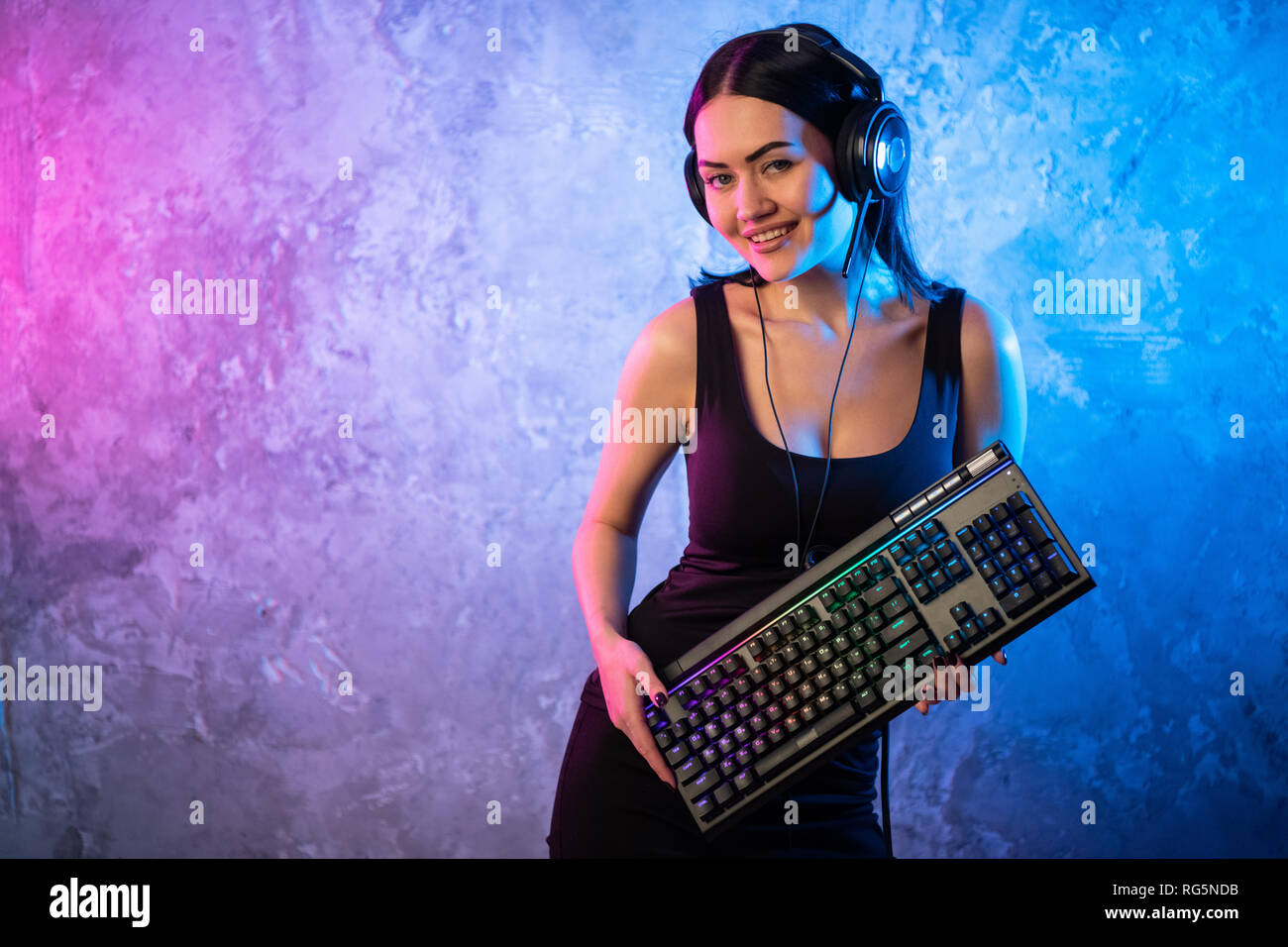 Video game player girl hi-res stock photography and images - Page 2 - Alamy