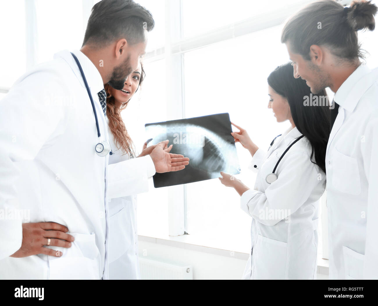 group of doctors discussing an xray Stock Photo Alamy